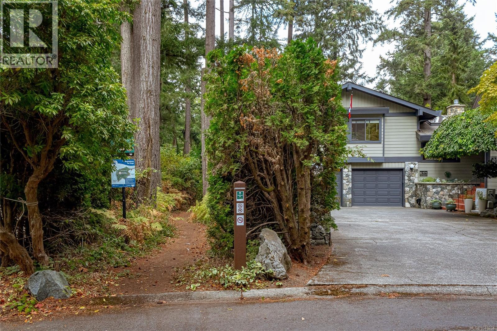  974 Wagonwood Place, Saanich