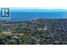 1377 Rockland Ave, Victoria, BC V8S1V7 Photo 64