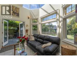 1377 Rockland Ave, Victoria, BC V8S1V7 Photo 30