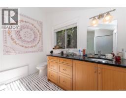 1377 Rockland Ave, Victoria, BC V8S1V7 Photo 46
