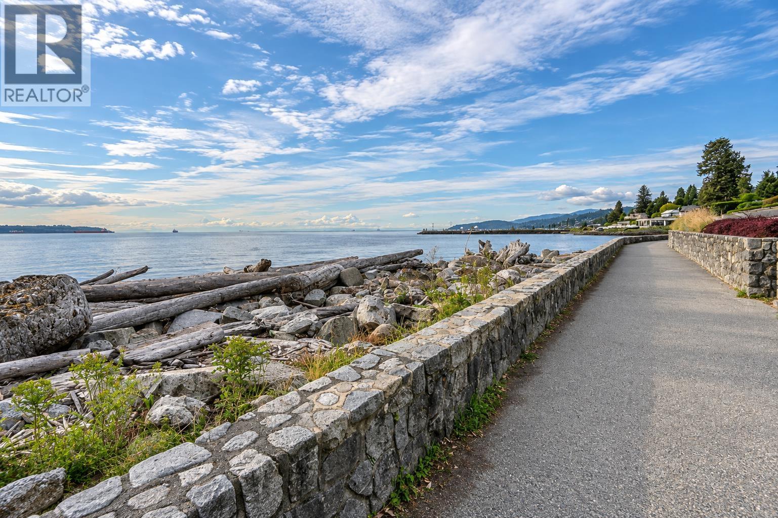 807 150 24TH STREET, West Vancouver