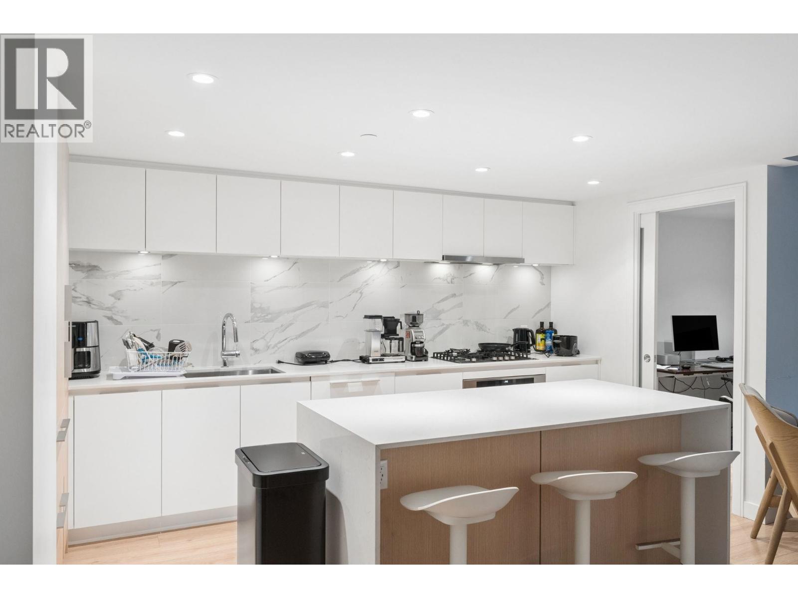305 1500 FERN STREET, North Vancouver — photo 4