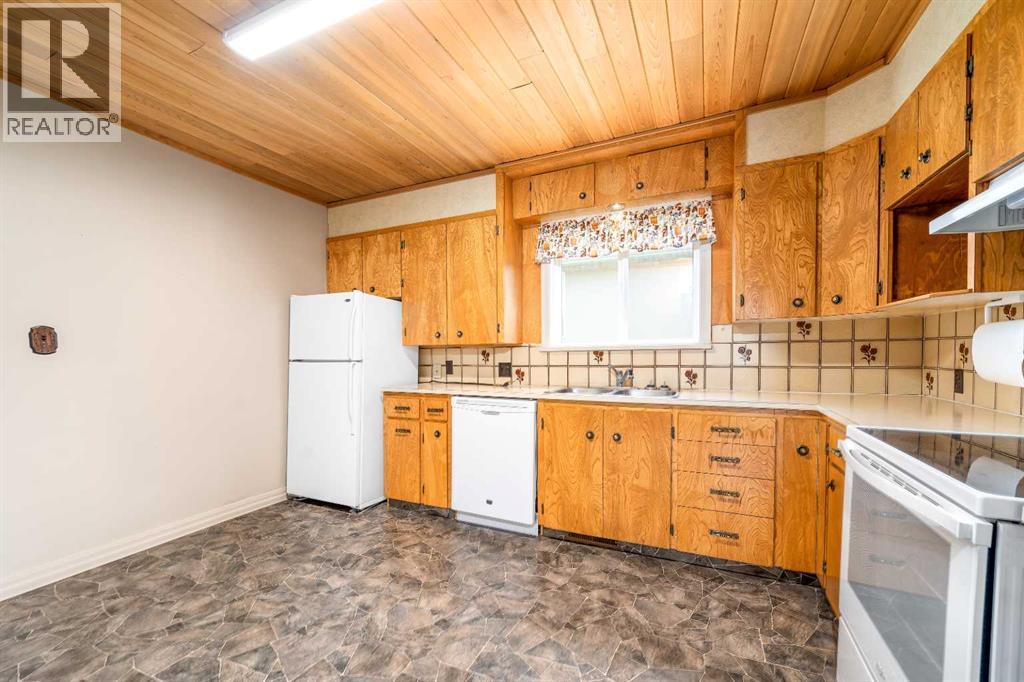 110 2 Avenue W - 4