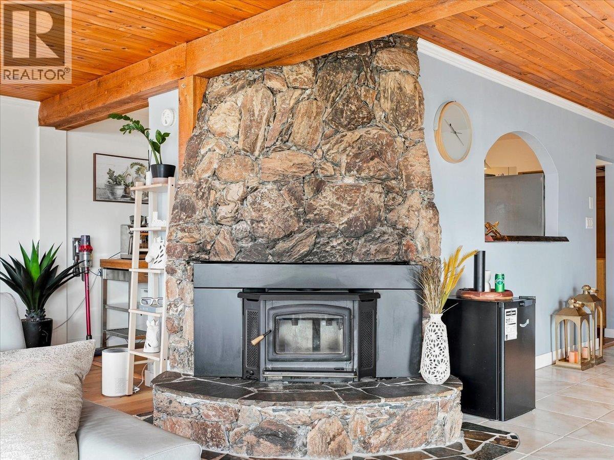 325 BAYVIEW PLACE, Lions Bay — photo 3