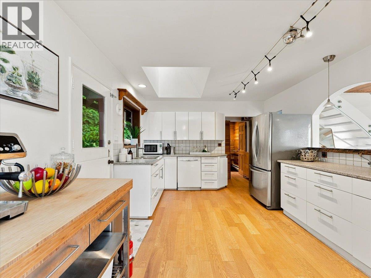 325 BAYVIEW PLACE, Lions Bay — photo 5