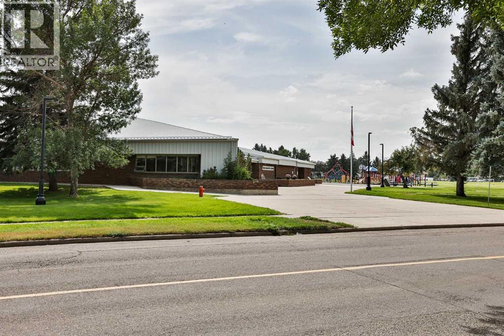 49 Meadowlark Boulevard N - 2