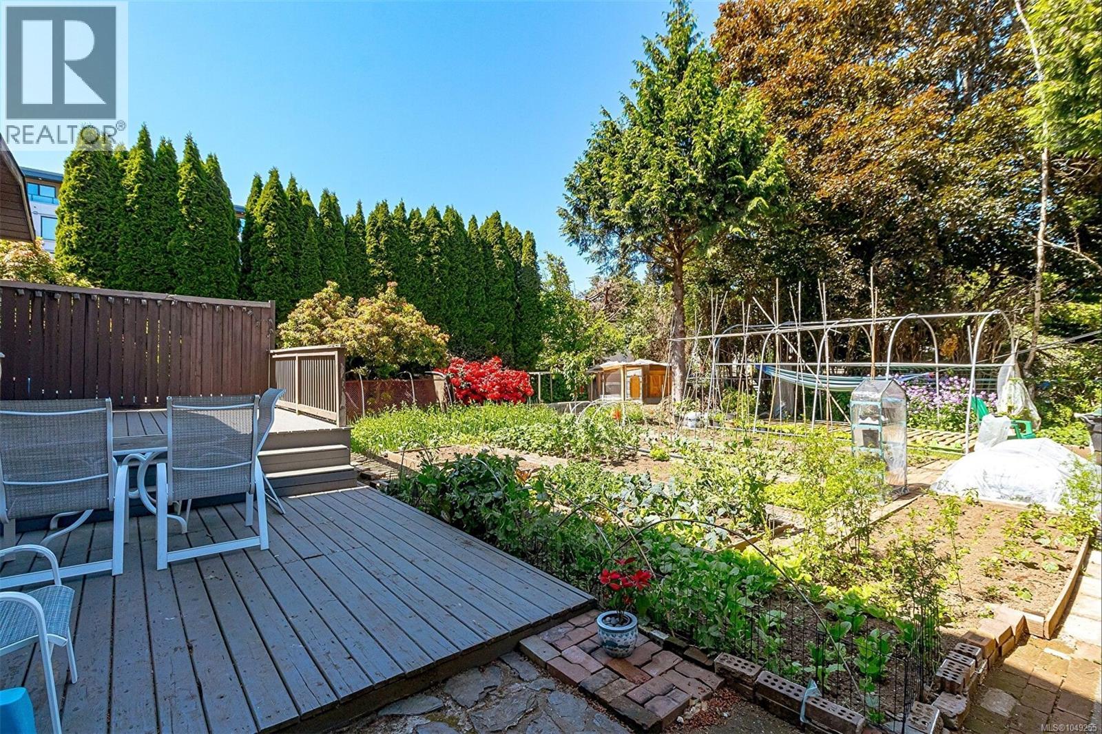 484 Goldstream Ave - Image 36