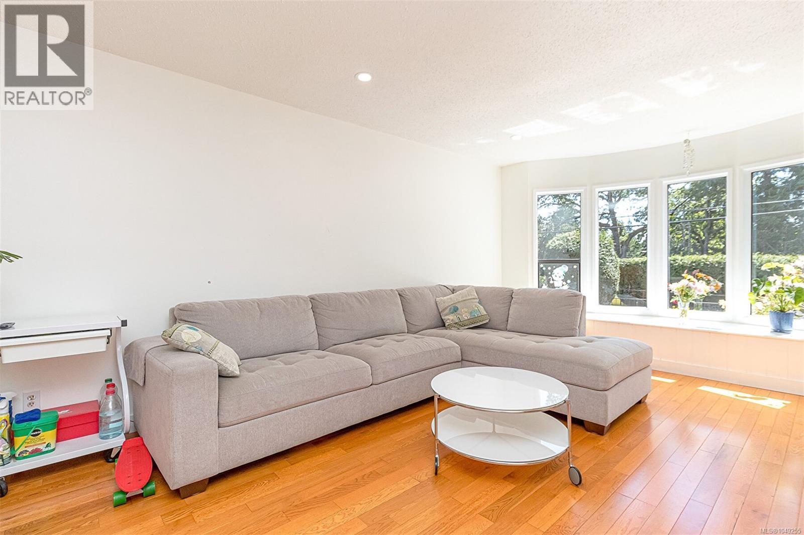 484 Goldstream Ave - 6