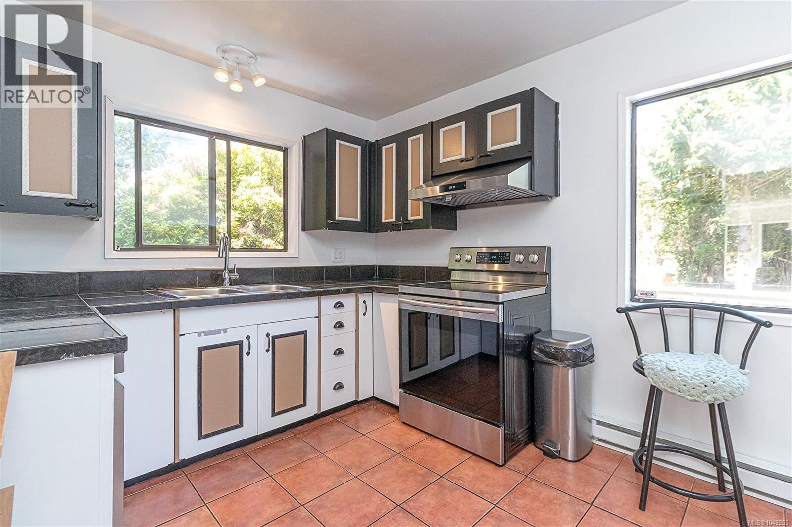 484 Goldstream Ave - 13
