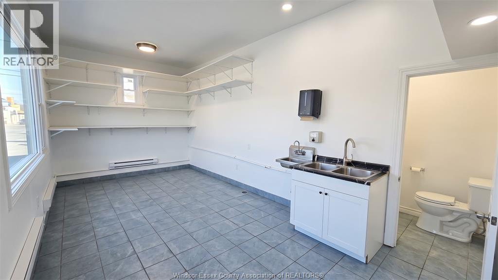 976 HOWARD AVENUE, Windsor — photo 2