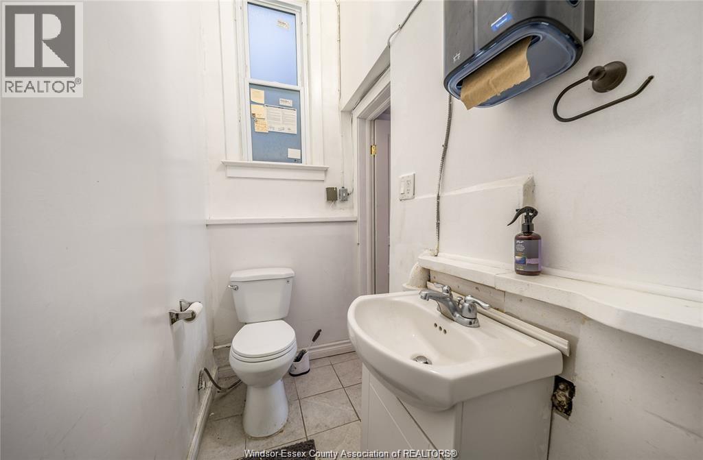 976 HOWARD AVENUE, Windsor — photo 7