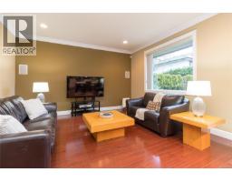 4073 Longview Dr, Saanich, BC V8N2K6 Photo 20