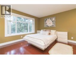 4073 Longview Dr, Saanich, BC V8N2K6 Photo 24