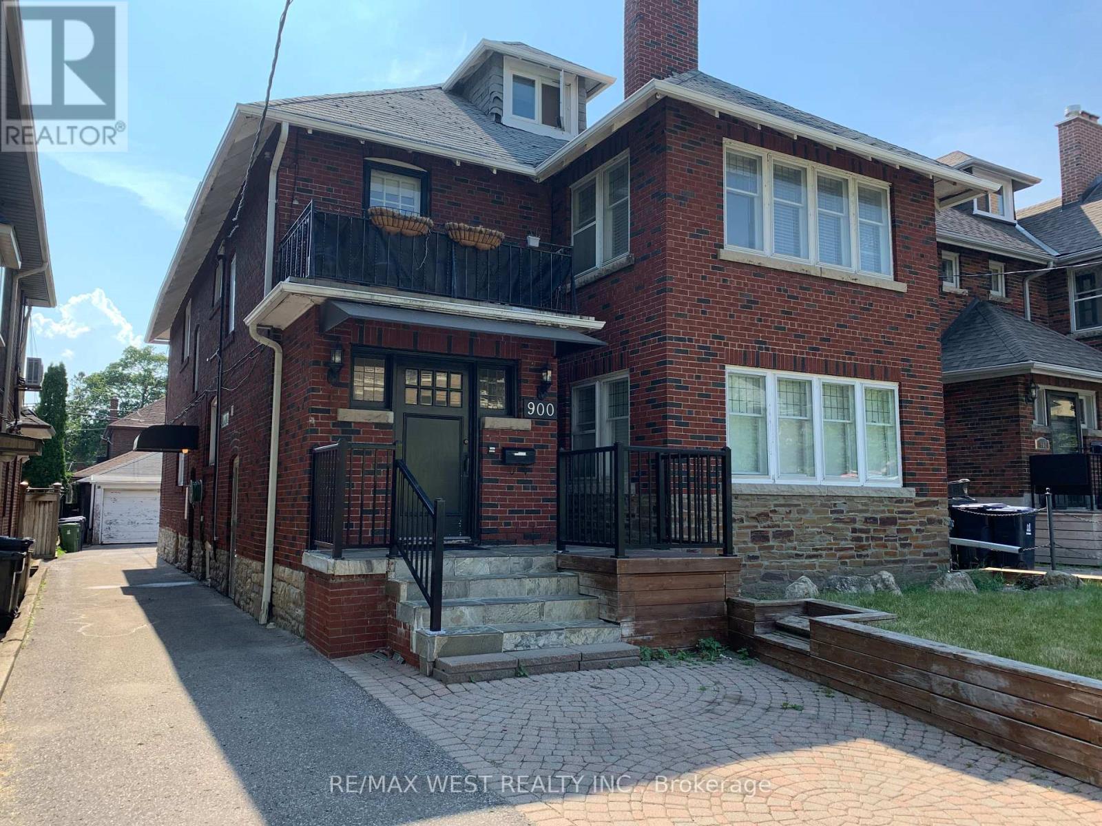 Photo of 900 Avenue Road
