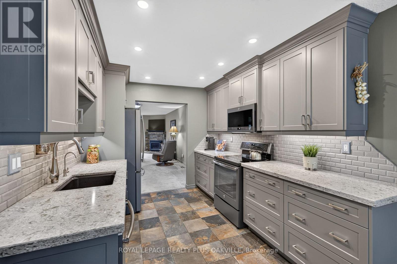 #53 5255 LAKESHORE ROAD - 11