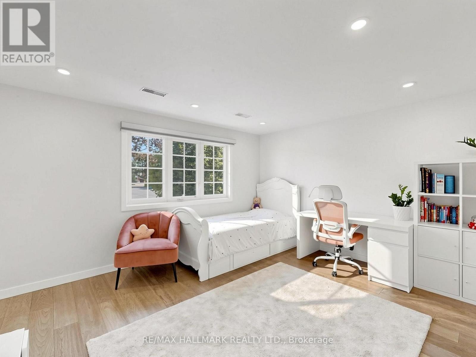 400 HANDLEY CRESCENT - 28
