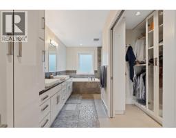 3749 Ascot Dr, Saanich, BC V8P3S2 Photo 36