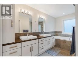 3749 Ascot Dr, Saanich, BC V8P3S2 Photo 37