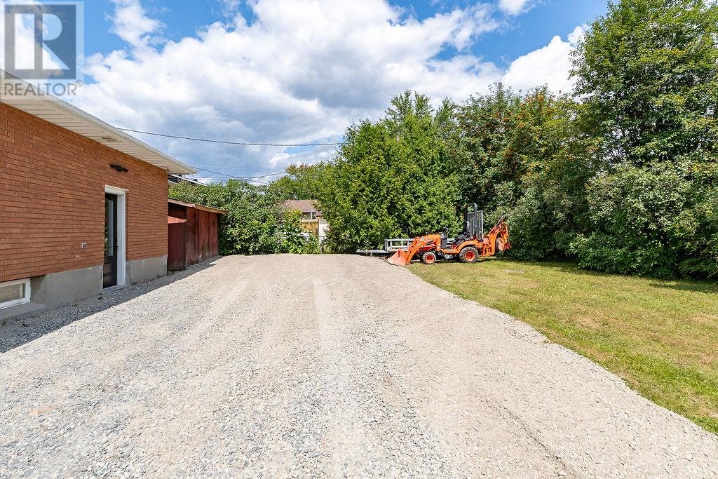 1609 Redfern - Image 32