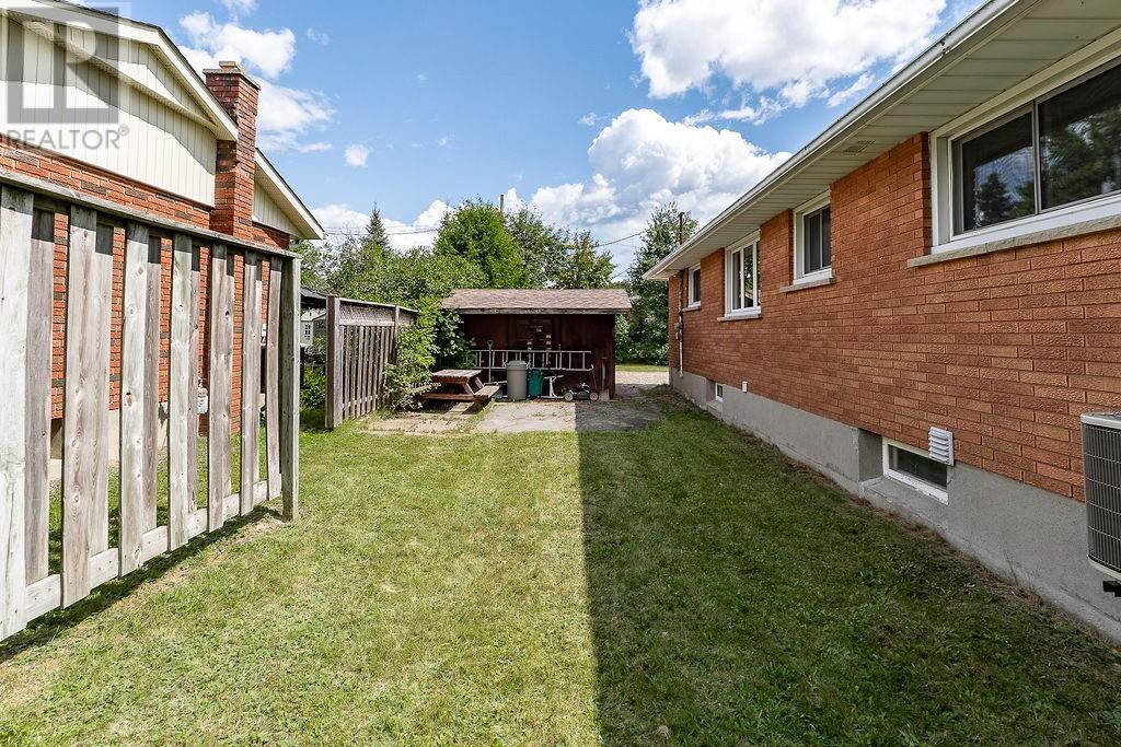 1609 Redfern - 35