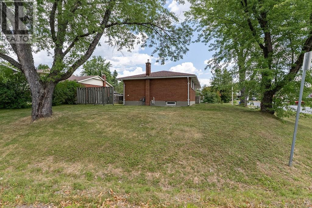 1609 Redfern - 41