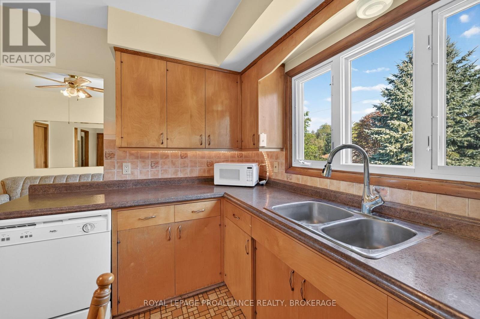 15 HAMPSTEAD HEATH, Kingston (West of Sir John A. Blvd) — photo 8