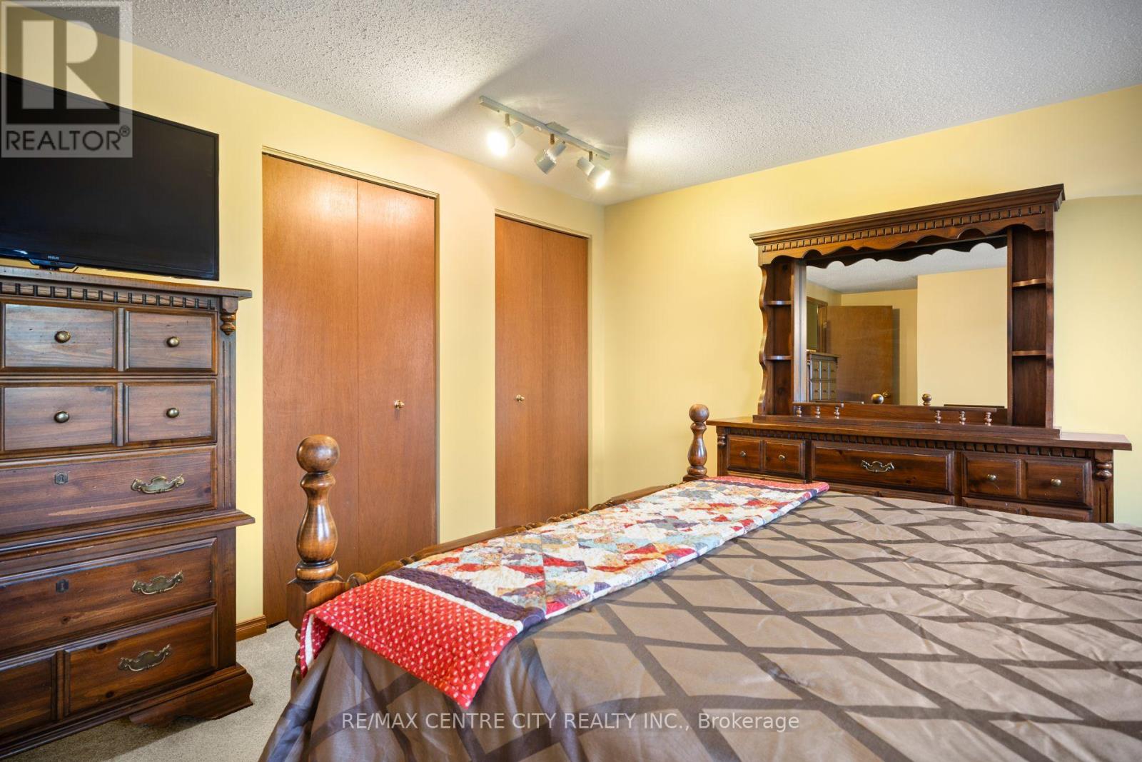 334 CANTERBURY PLACE - 21