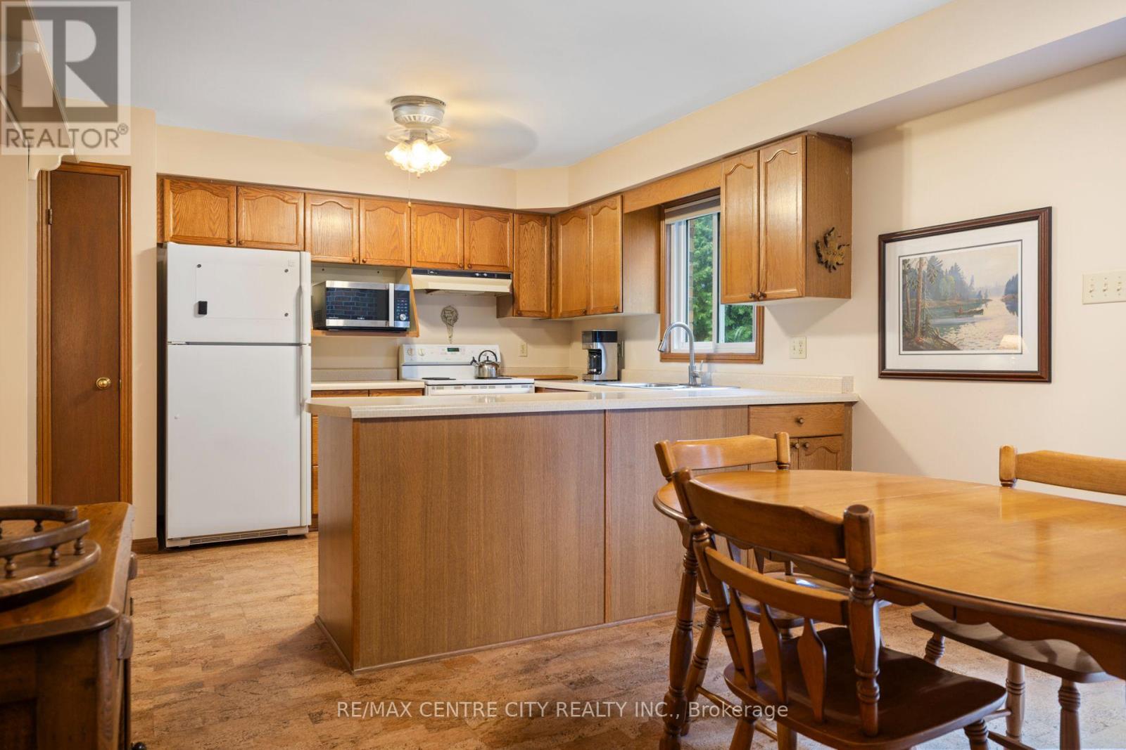 334 CANTERBURY PLACE, Central Elgin (Belmont) — photo 9