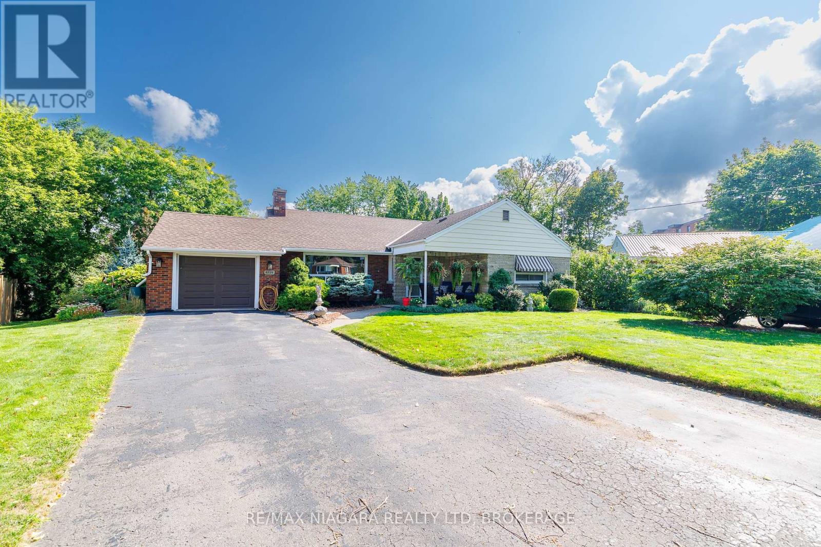 6329 GOODSIR CRESCENT - 3
