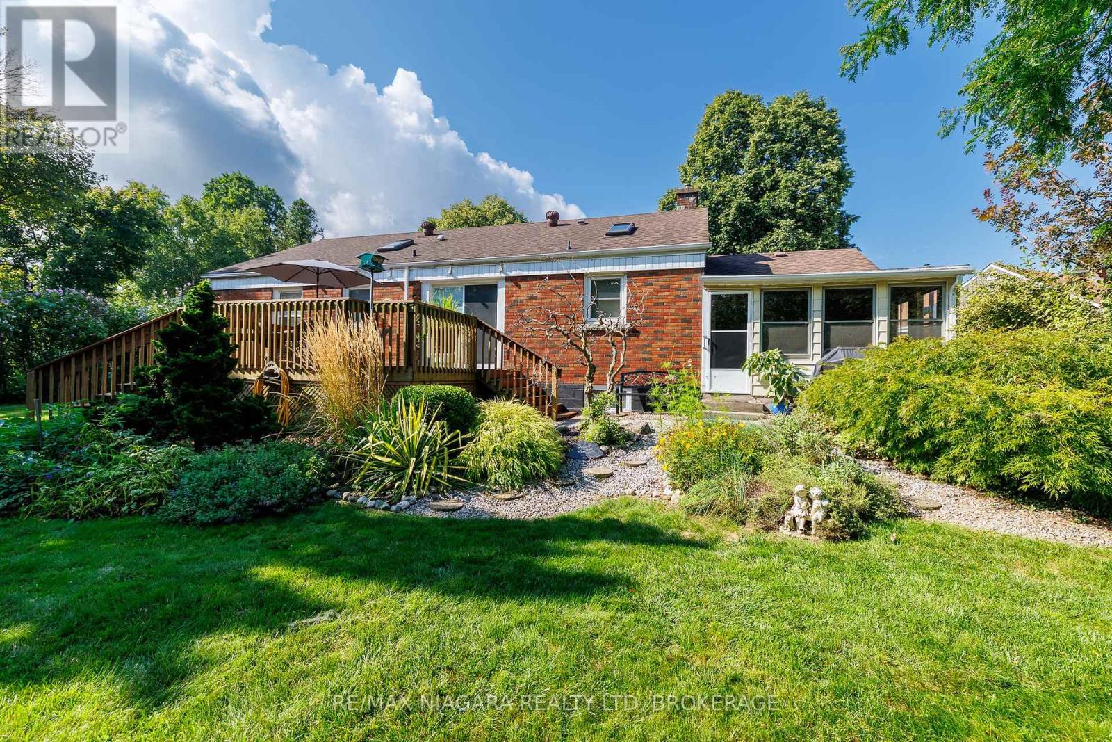 6329 GOODSIR CRESCENT - 40
