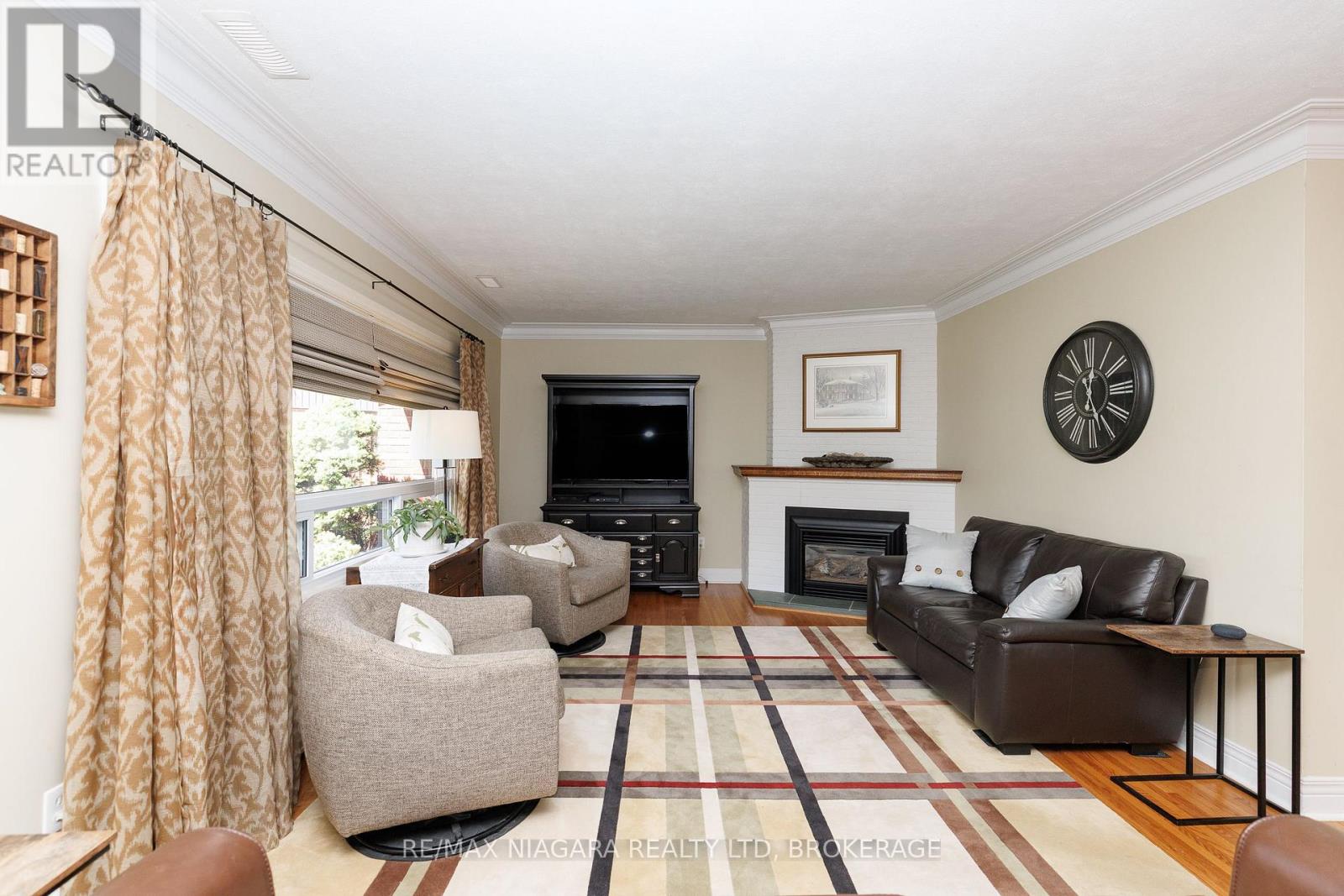 6329 GOODSIR CRESCENT - 8