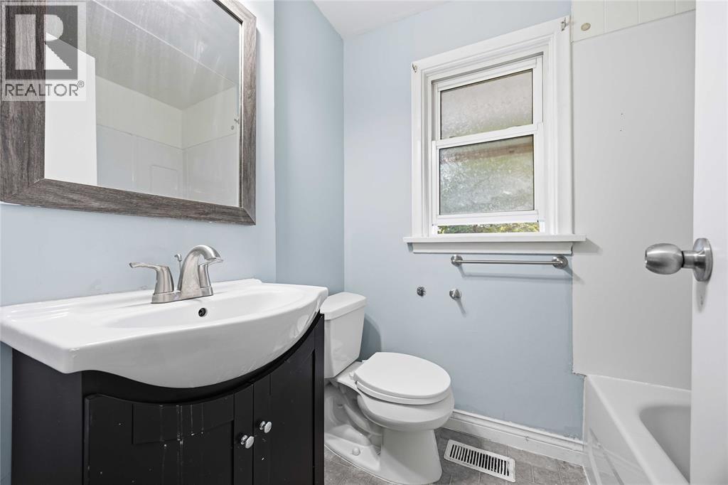 690 Kember Avenue — photo 18
