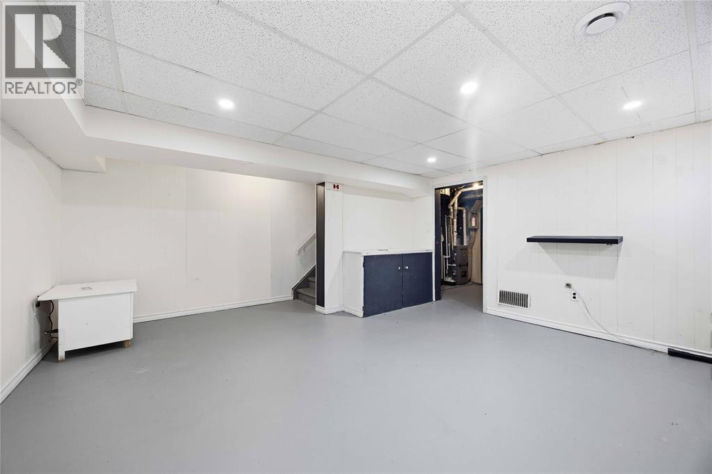 690 Kember Avenue — photo 20