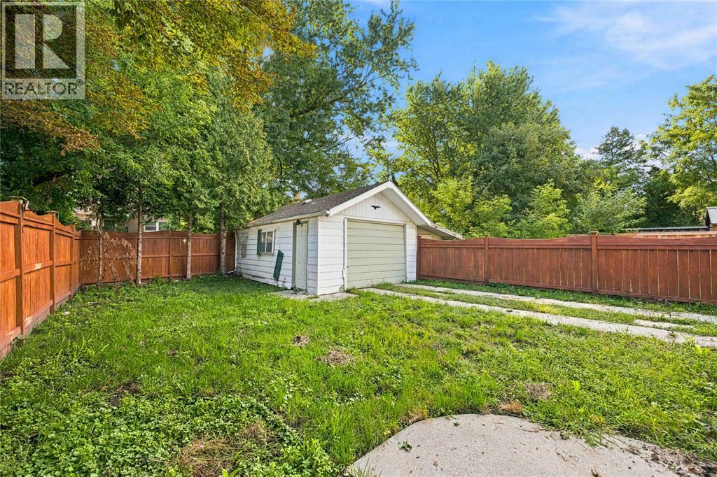 690 Kember Avenue — photo 26