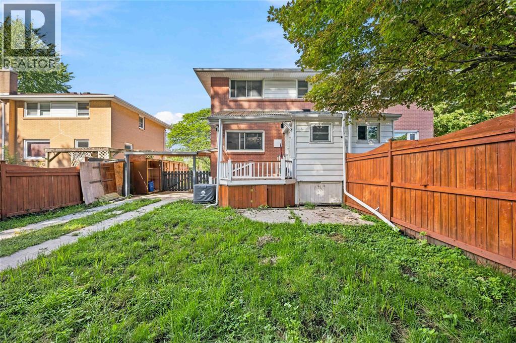 690 Kember Avenue — photo 28
