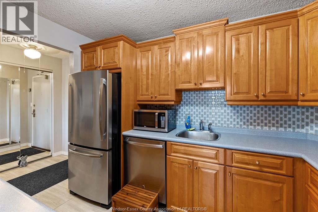 #407 3936 WYANDOTTE STREET East - 10