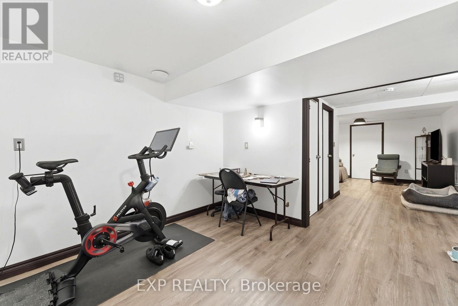 14 HEDGE LAWN DRIVE - 33