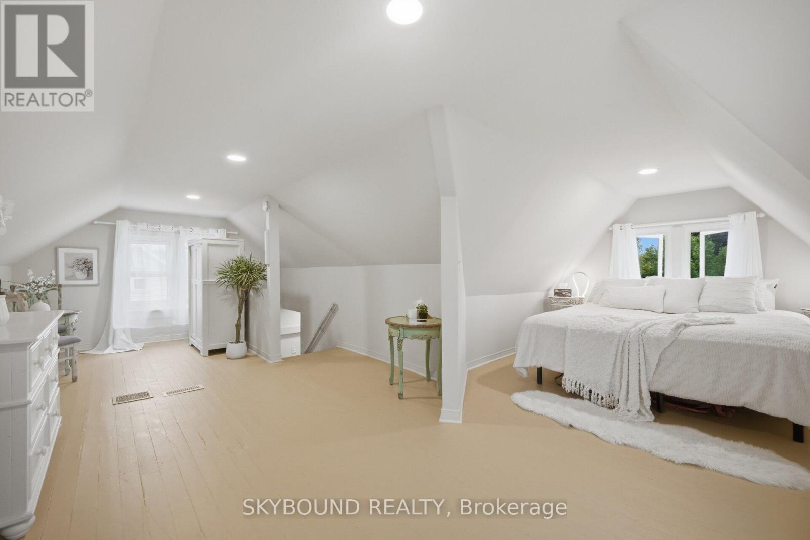 27 ROWE STREET - 32