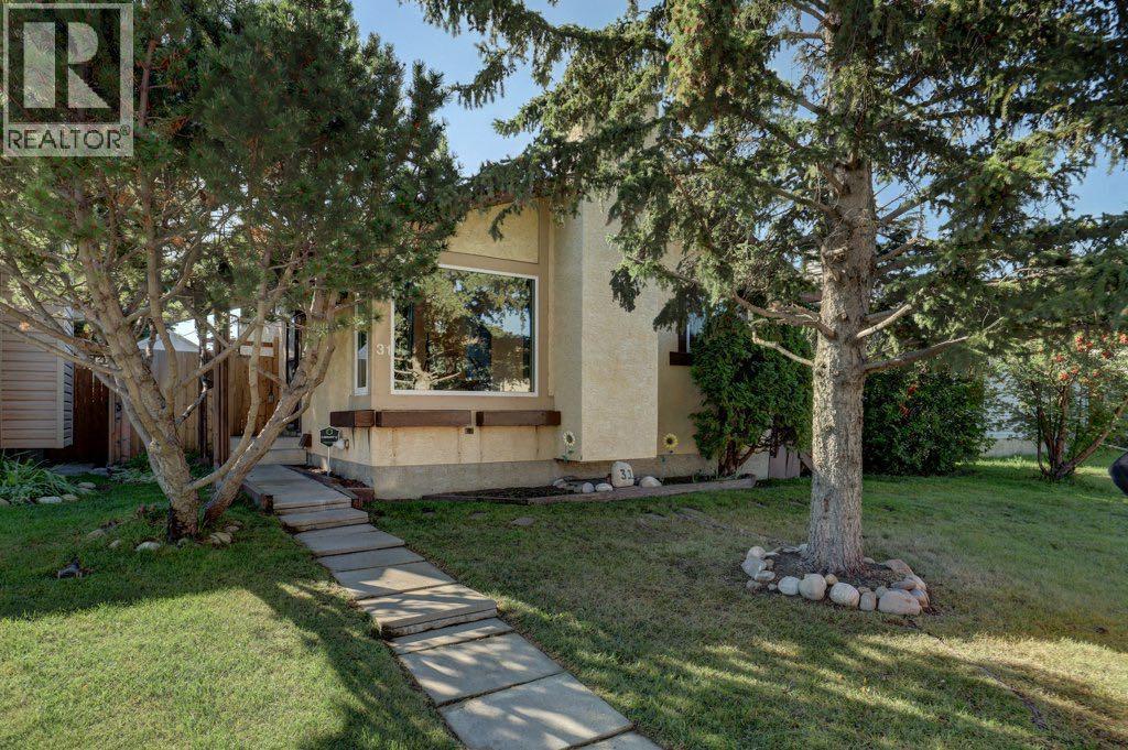 31 Castledale Way NE - 1