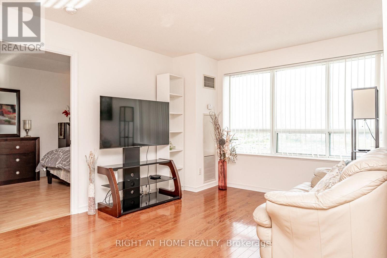 #1010 23 ONEIDA CRESCENT - 13