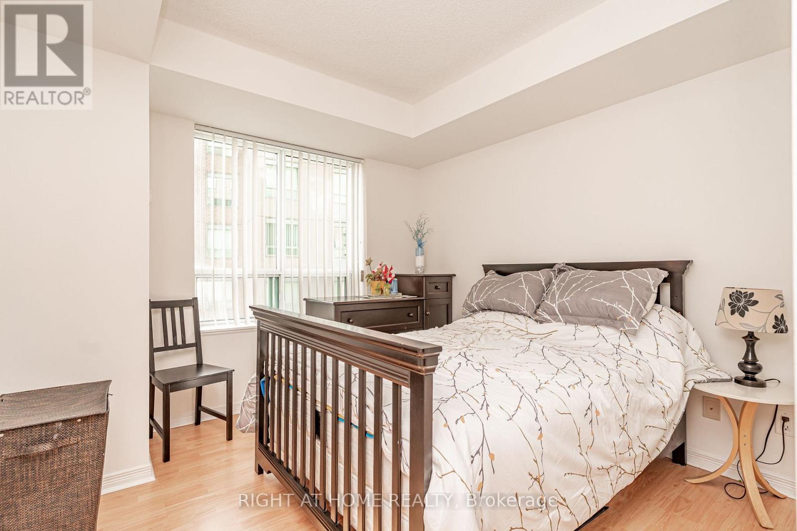 #1010 23 ONEIDA CRESCENT - 21