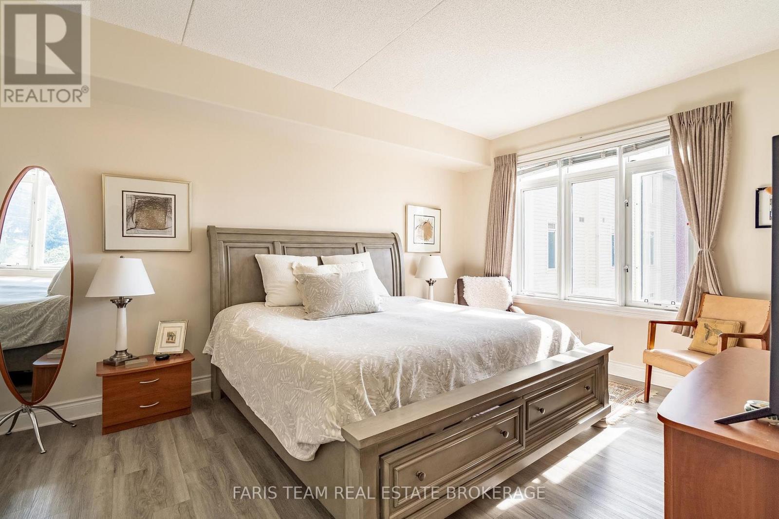 #301 10 BAY STREET E - 17