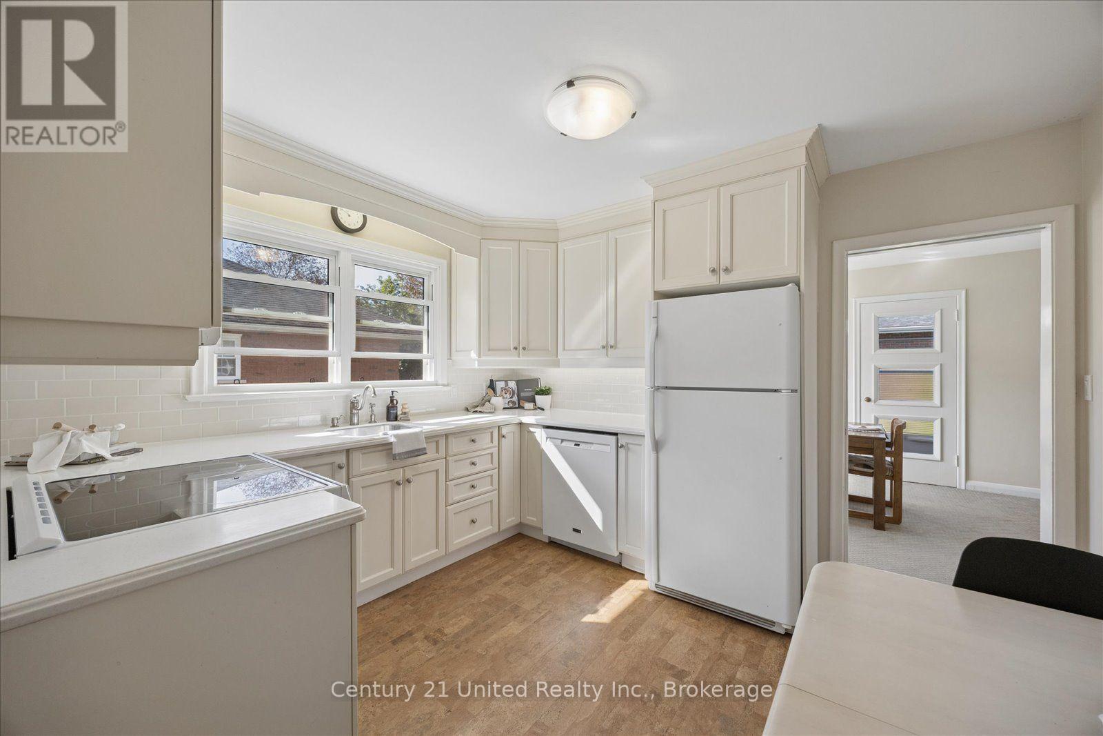 797 VALLEYVIEW DRIVE - 12