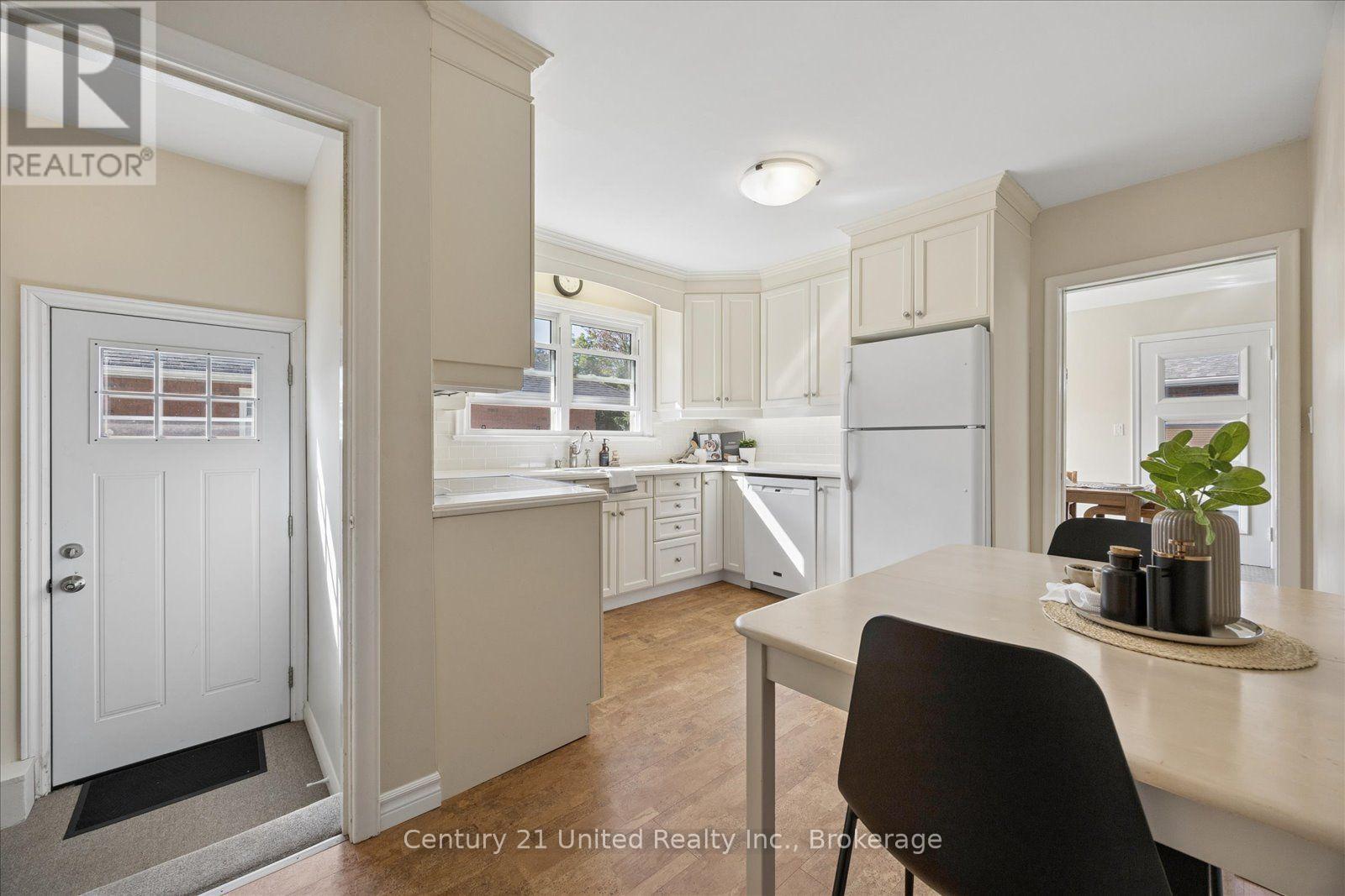 797 VALLEYVIEW DRIVE - 18