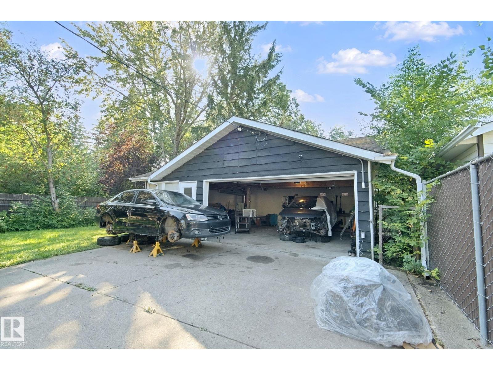 10807 54 AV NW - 65
