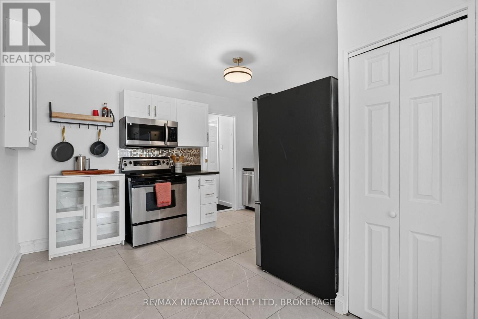 10 CHURCHILL AVENUE - 14