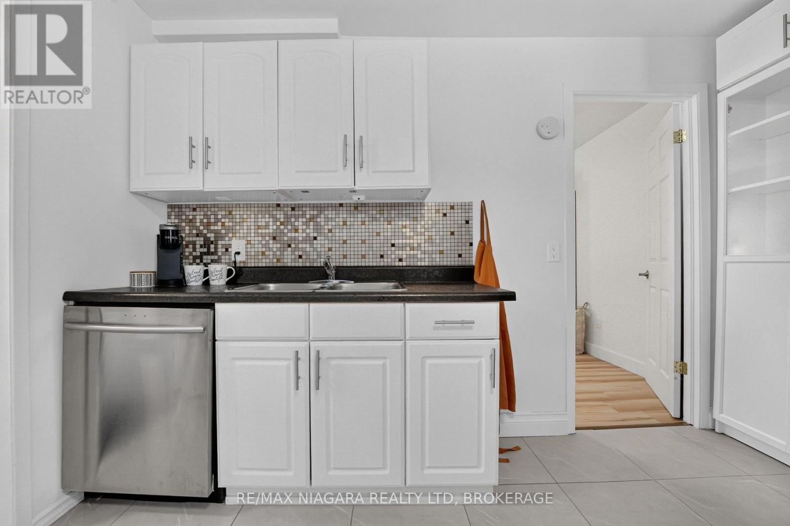 10 CHURCHILL AVENUE - Image 19