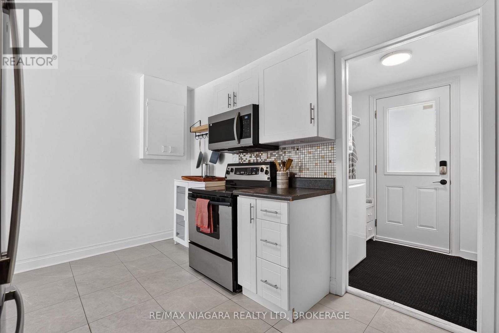 10 CHURCHILL AVENUE - Image 21