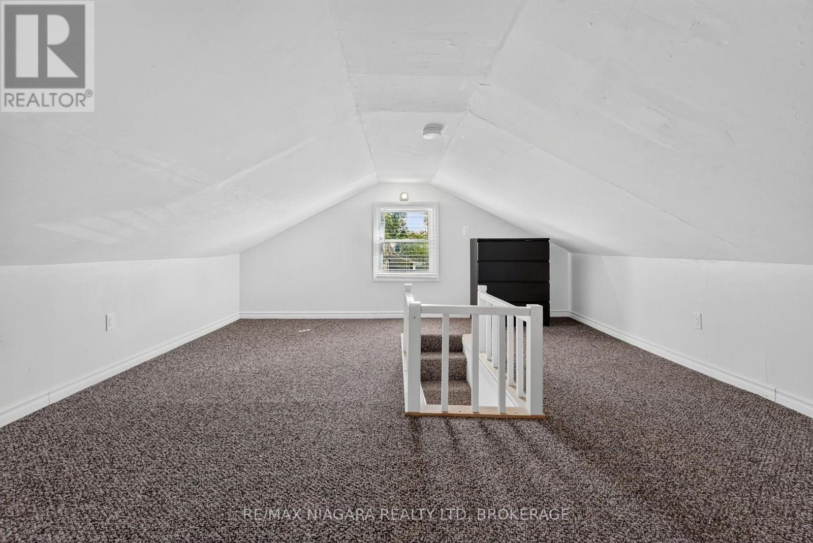 10 CHURCHILL AVENUE - Image 32