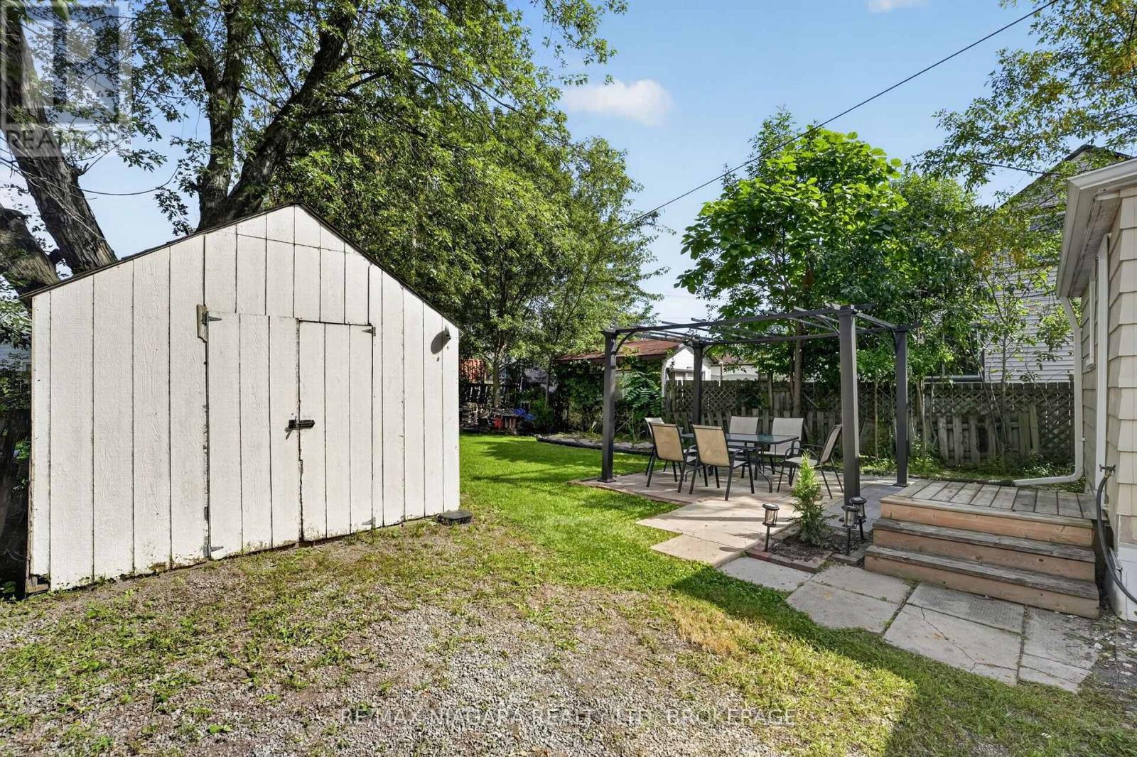 10 CHURCHILL AVENUE - 35
